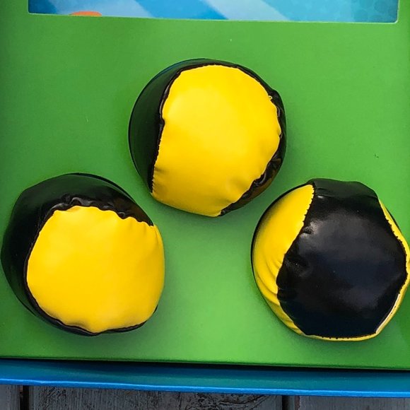 Juggling Step-By-Step Kit: Book by Bobby Besmehn & Three Juggling Balls - Picture 5 of 5